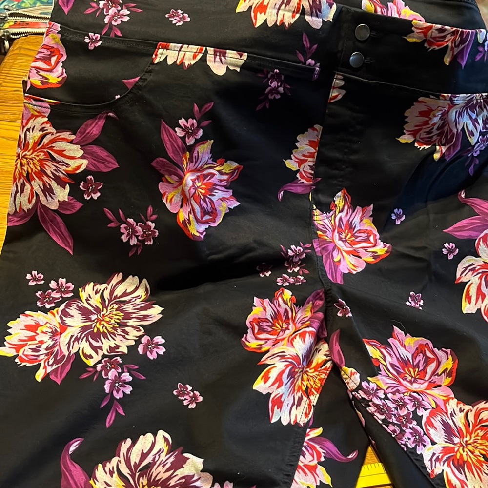 Black Floral skinny mid rise pants, 4x, NWT